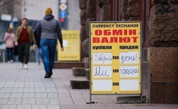 Гривня зростає стосовно долара на початку тижня