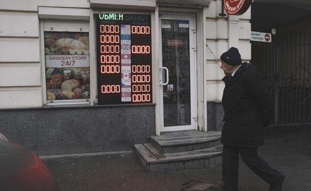В обмінних пунктах триває зростання долара і євро