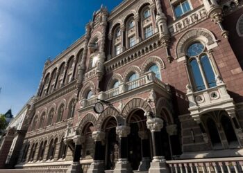 НБУ збільшив продаж доларів третій тиждень поспіль