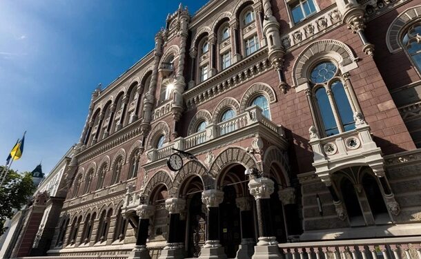 НБУ збільшив продаж доларів третій тиждень поспіль