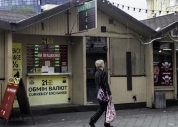 Долар подешевшав у останній день березня