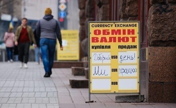 Курс долара падає в обмінниках, євро – зростає