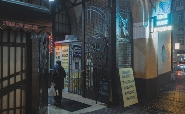 Курс долара в Україні впав до мінімуму за півроку