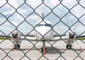 Польща планує першою відновити авіасполучення з Україною