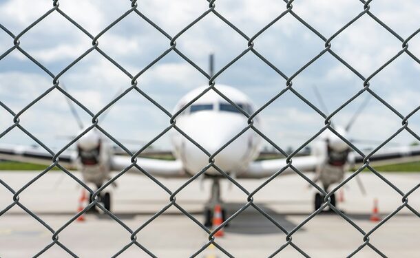 Польща планує першою відновити авіасполучення з Україною