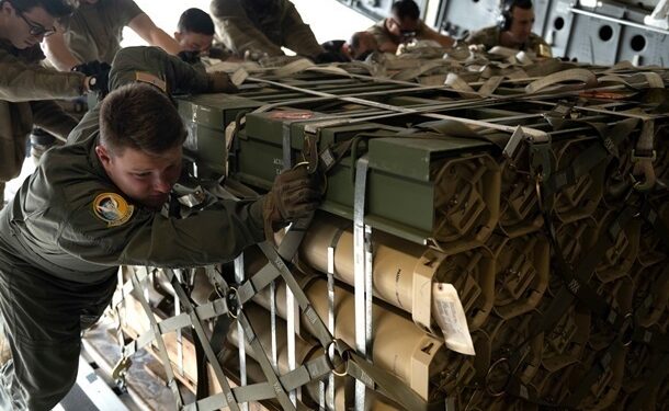 Експосол окреслив два сценарії подальшого постачання зброї США до України