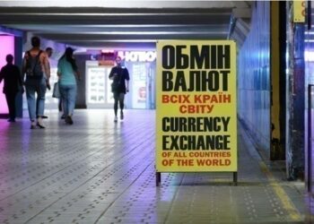 Курси долара і євро пішли вниз в обмінниках