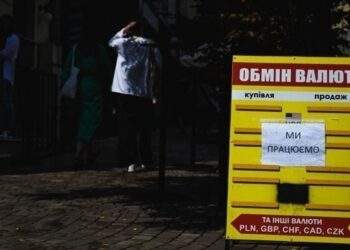 Долар і євро подешевшали у перший день травня