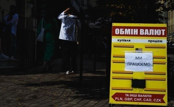 Долар і євро подешевшали у перший день травня