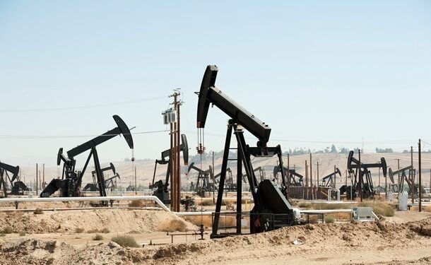 Ціна на нафту впала нижче 60 доларів