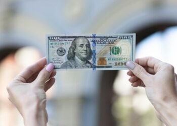 Українці різко скоротили купівлю доларів у банках