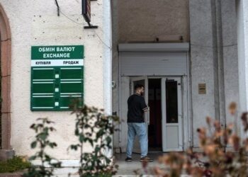 Курс долара продовжив зниження в Україні