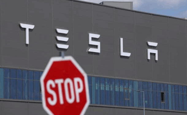 Продажі Tesla впали на 49% у квітні – ЗМІ