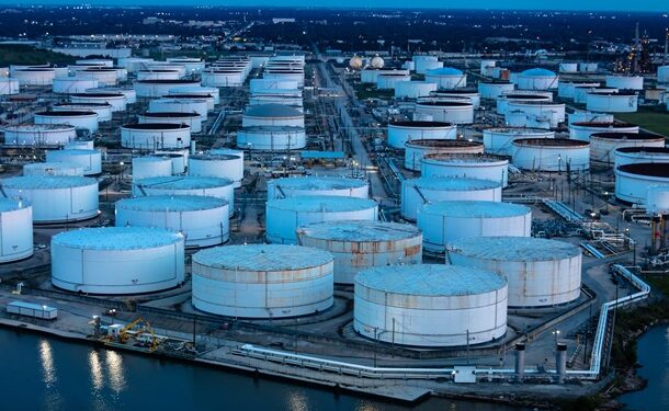 Нафтові резерви США впали до річного мінімуму