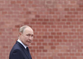 Путін анонсував скорочення військових витрат