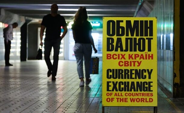 Долар і євро почали дешевшати в обмінних пунктах