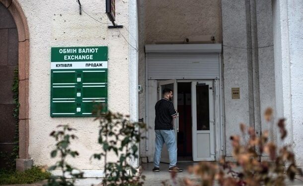 Долар стабільний в обмінниках, євро – подешевшав