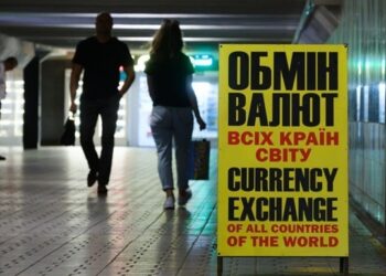 Курс долара зріс до 42 гривень в обмінниках