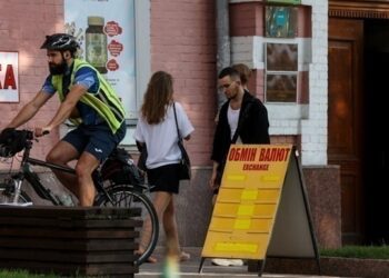 В Україні впали офіційні курси долара і євро