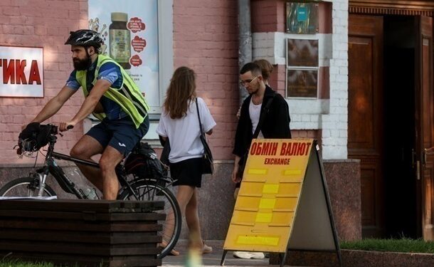 В Україні впали офіційні курси долара і євро