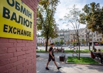 Долар стабільний наприкінці тижня, євро дорожчає