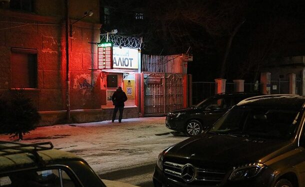 Долар всьоме оновив рекорд з початку року