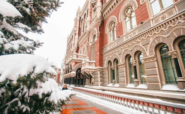 НБУ збільшив продаж доларів через обвал гривні