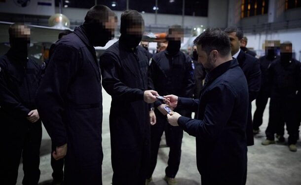 Зеленський у Румунії зустрівся з українськими пілотами F-16